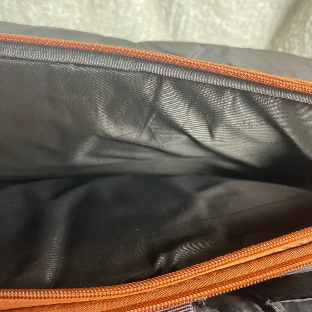 Kenneth Cole Reaction Leather tan Messenger / laptop Bag silver tone Hardwares.
